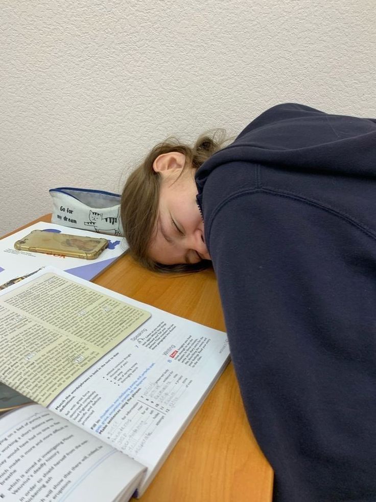 𝐀𝐝𝐢𝐞 on Twitter: "study grind: catching up on lectures, answering worksheets, cups of coffee to stay awake, comfy sweater, accomplishing everything on the planner https://t.co/fz33qWQpIz" / Twitter School Mood Pics, Studying With Friends Aesthetic, Romanticizing School Aesthetic Pictures, Romanticize School, Romanticising School, Romanticizing School, Academic Validation, Studying Life, 사진 촬영 포즈