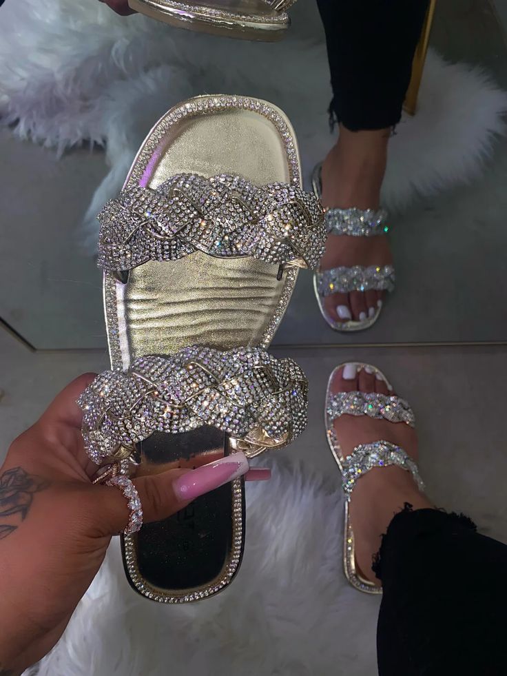 Sparkly Sandles, Sparkly Chanclas, Vestidos Sport, Slippers Heels, Sparkle Sandals, Jelly Flip Flops, Single Sole Heels, Shoe Model, Pretty Sandals