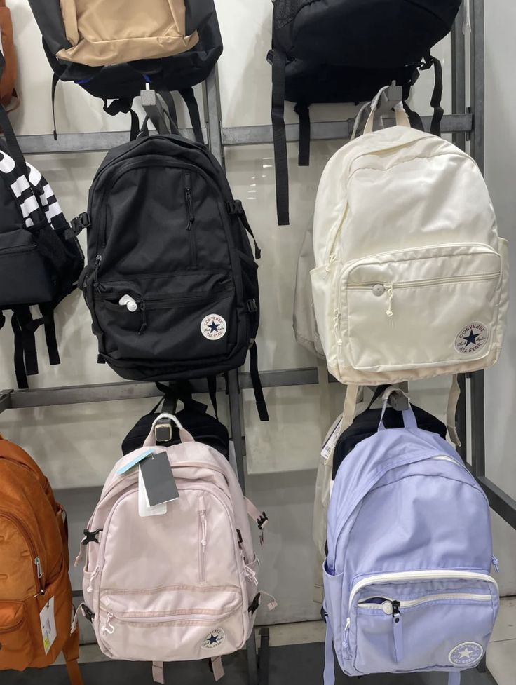 Converse Rucksack, Mochila Grunge, Mochila Jansport, Desain Tote Bag, Stylish School Bags, School Bag Essentials, Backpack Essentials, Aesthetic Backpack, Inside My Bag