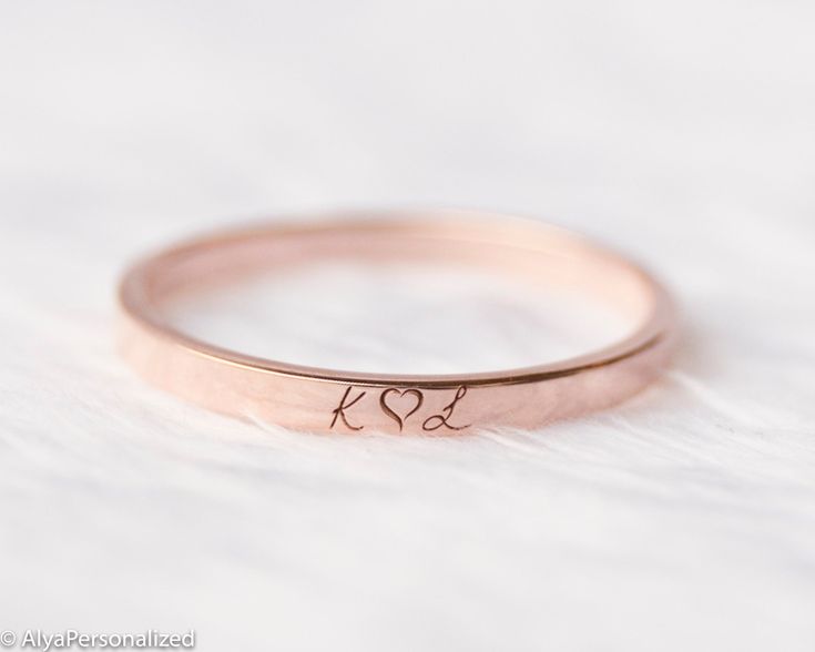 a close up of a ring with the initials k and l on it's side