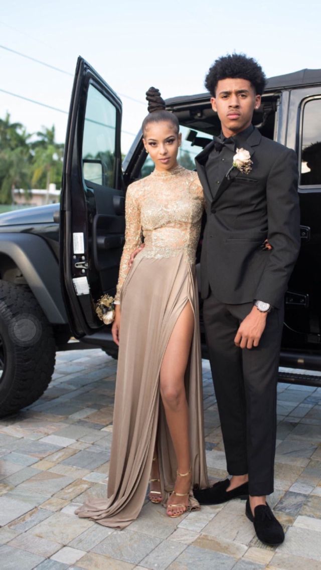 👑 Follow for more interest pins pinterest : @princessk 👑 Prom Tuxedo Ideas, Senior Ball Dresses, Black Prom Suits, Farewell Dresses, Homecoming Dresses Corset, Prom Goals, Prom For Guys, Homecoming Suits, Prom Suits For Men