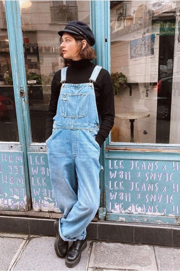 Overalls Vintage Outfit, 80s Overalls Outfit Vintage, Overals Outfits Aesthetic, Jean Overall Outfits Winter, Dungarees Outfit Winter, Overalls With Flannel, Overall Winter Outfit, Jeans Overall Outfit, Overalls Winter Outfit