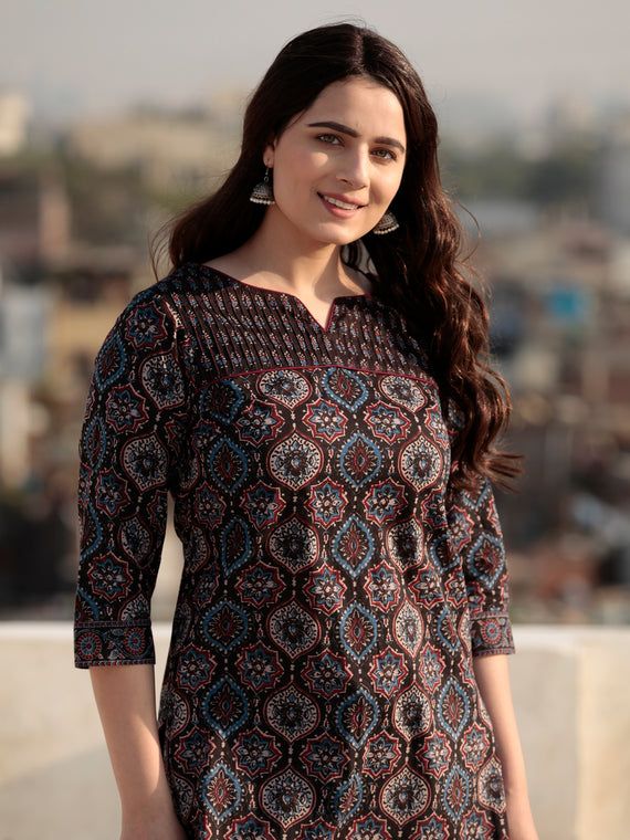 Blouse Tops Designs, Kurta Patterns, Simple Kurta Designs, Neck Designs For Suits, Simple Kurti Designs, Kurti Designs Latest, Long Kurti Designs, Crochet Ladies Tops, Kurta Neck Design