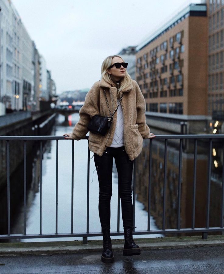 french girl style Sherpa Jacket Outfit, Coat Street Style, Sherpa Coat, French Girl Style, Sherpa Jacket, Coat Outfits, Mode Inspo, Warm Outfits, Alo Yoga