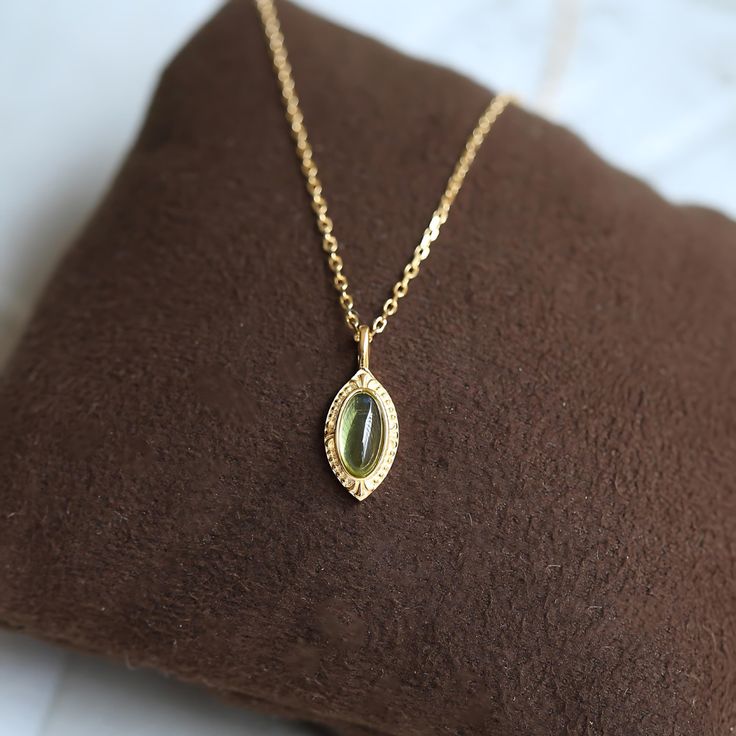 ✦ This Vintage Peridot Birthstone Pendant Necklace offers a retro marquise shape with minimal and vintage vibes. The simple design features a gold filigree frame with a translucent peridot inlaid, beautifully crafted with a sterling silver chain and 10k gold plating. It's the perfect gift for your August-born Leo friend's birthday, showcasing their birthstone with style and elegance. ----------- DETAILS ----------- ▪ Gemstone: Natural Peridot ▪ Stone Shape: Oval ▪ Chain Length: 45cm ▪ Pendant Si Cheap Vintage Necklace With Oval Pendant, Peridot Pendant, Peridot Necklace, Shape Geometric, Cross Chain, Dope Jewelry, Jewelry Lookbook, Funky Jewelry, Birthstone Pendant