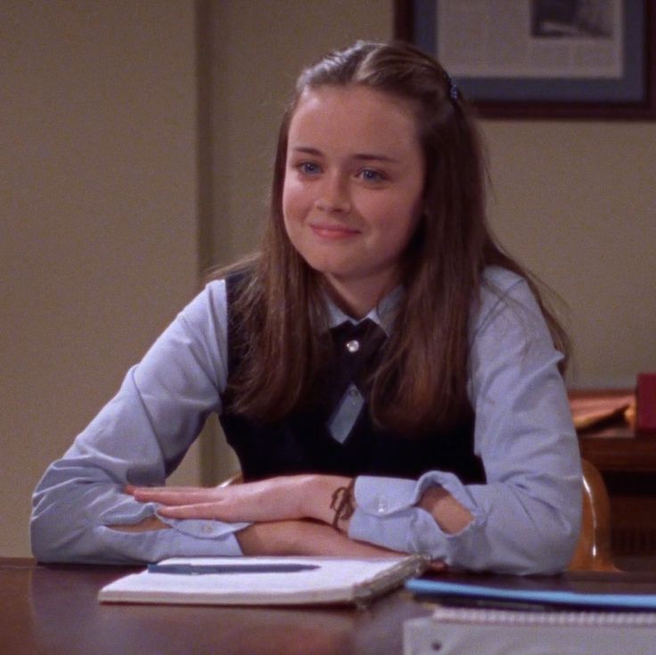 Rory Gilmore Icons Aesthetic, Rory Gilmore Icon, Rory Gilmore Hair, Gilmore Rory, Gilmore Girls Rory, Rory Gilmore Style, Estilo Rory Gilmore, Gilmore Girl, Alexis Bledel