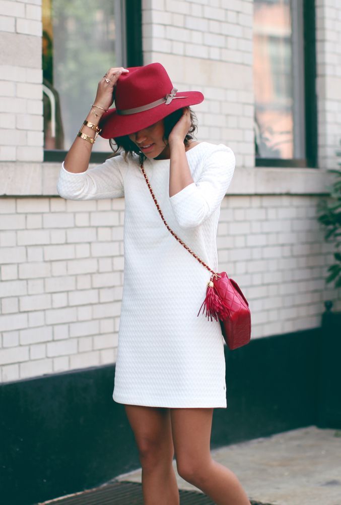 #streetstyle Walking Down The Street, Style Casual Chic, White Shift Dresses, Spring Work Outfits, Classic White Shirt, Shift Dresses, Red Hat, Women Outfits, Red Hats