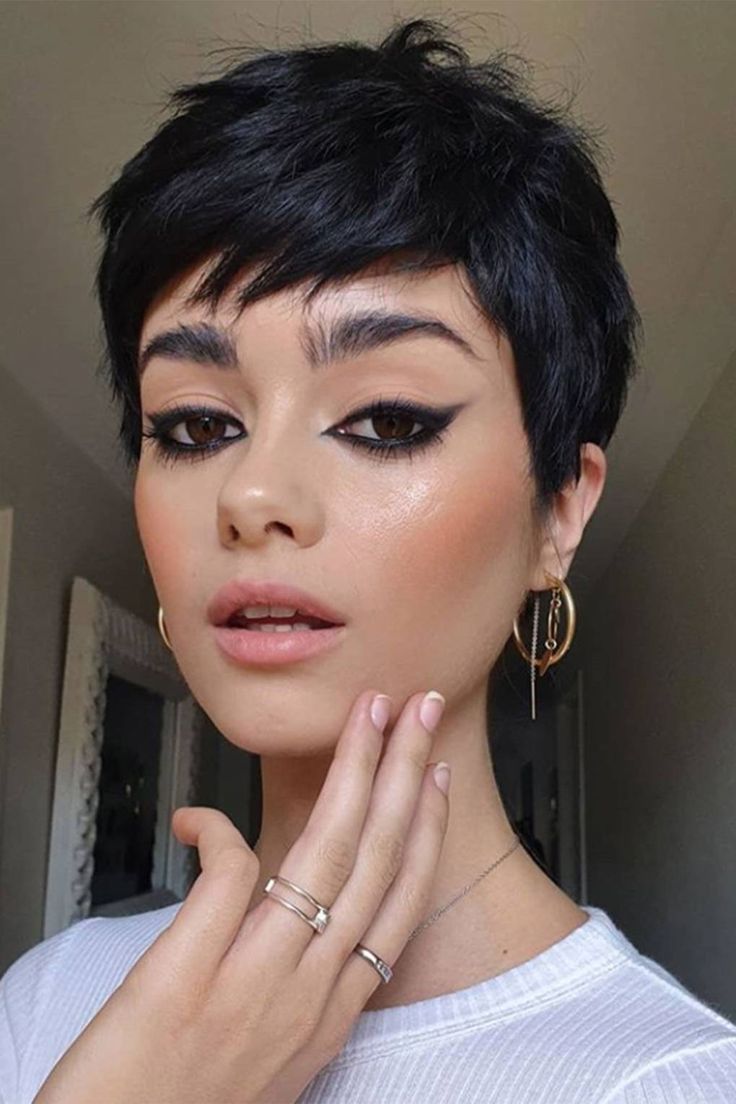 Pixie Haircut Styles, Short Sassy Haircuts, New Short Haircuts, Vlasové Trendy, Short Hairstyles For Thick Hair, Very Short Hair, Short Hair Haircuts, Haircuts With Bangs, Short Hair Styles Pixie