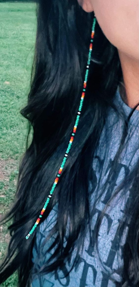 Add a cute accessory to your hair. Simple and fun. Measures 12 inches (13 including the clip). Message us if you need it longer or shorter. Thanks 😊 Boho Hair Wrap, Hair Charms, Beaded Hair Clips, Estilo Hippy, Hippie Hair, Hair Wraps, Hair Beads, Boho Hairstyles, Beaded Jewelry Diy