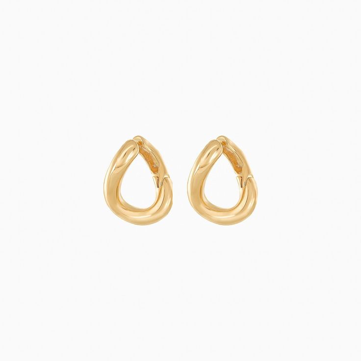 Add some dimension to your look with our Chase Hoop Earrings. Classic yet bold, fun, and twisty–these golden stunners are set apart from the basic hoops you probably already own. Looking stylish has never been so effortless. - Gold plating over brass- Rhodium plating over brass- Available in Yellow Gold and White Gold Trendy Teardrop Yellow Gold Hoop Earrings, Trendy Yellow Gold Teardrop Hoop Earrings, Gold Earrings With A Modern Twist For Everyday, Modern Twist Gold Earrings For Everyday, Earrings Classic, Set Apart, End Of Season Sale, Jewelry Earrings Hoops, Gold Plating