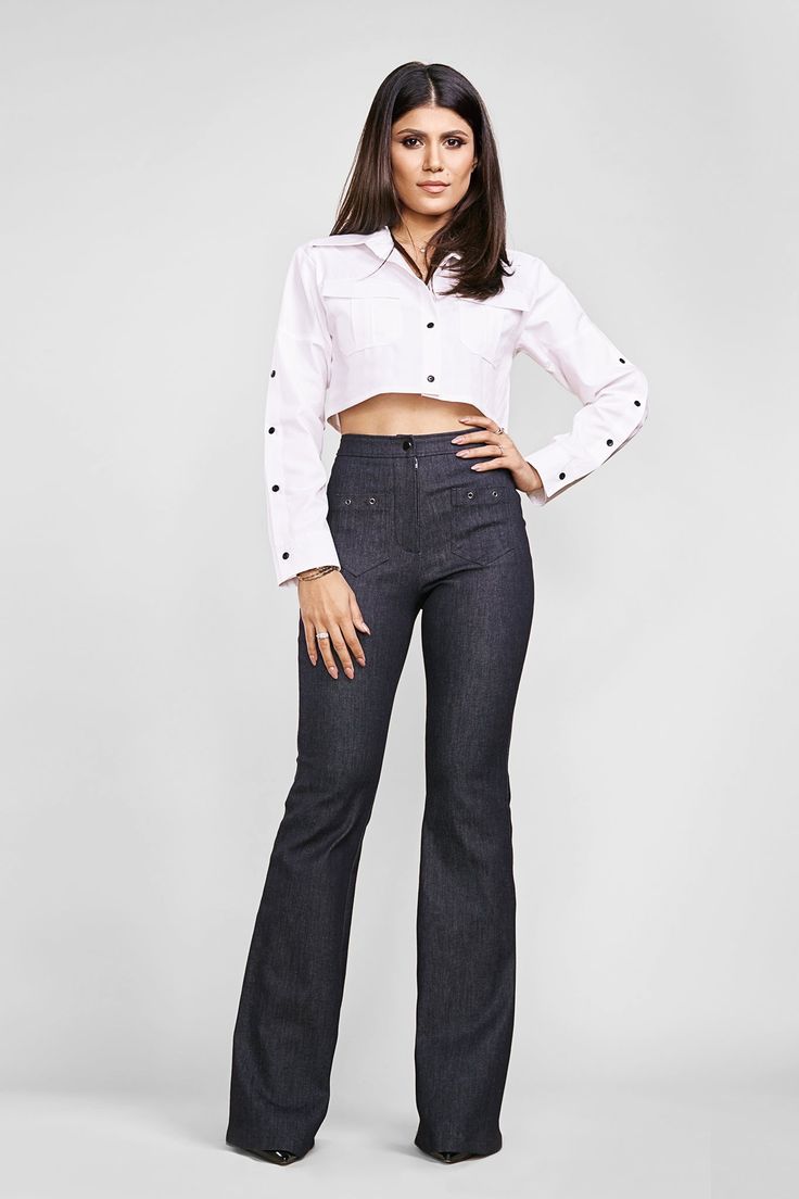 A cropped hem is super flattering and shows off just the right amount of skin when you rock this classy button-up shirt that features a slightly oversized fit that keeps it feeling relaxed and comfortable. This top-meets-jacket is the best of both worlds! It's updated with a cropped silhouette, so you can keep it cozy while still looking stylish. Go ahead and rock a cropped hem shirt with confidence! How To Style And Wear Your Crop Top You`ll pull off a perfectly chic look with minimum effort se Crop Top Sewing Pattern, Shirt Patterns For Women, High Waist Trousers, Shirt Sewing Pattern, Sewing Instructions, Blouse Pattern Sewing, Cropped Shirt, Top Sewing Pattern, Womens Sewing Patterns