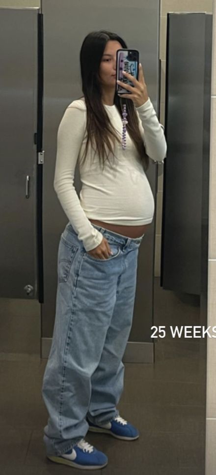 Skirt Outfits For Pregnant Women, Pregnant Y2k Outfits, Preggo Fashion Aesthetic, Maternity Cool Outfits, Baggy Jeans Pregnancy Outfits, Maternity Outfits Grunge, Pretty Maternity Outfits, Pregnant 90s Outfit, Scandi Maternity Style