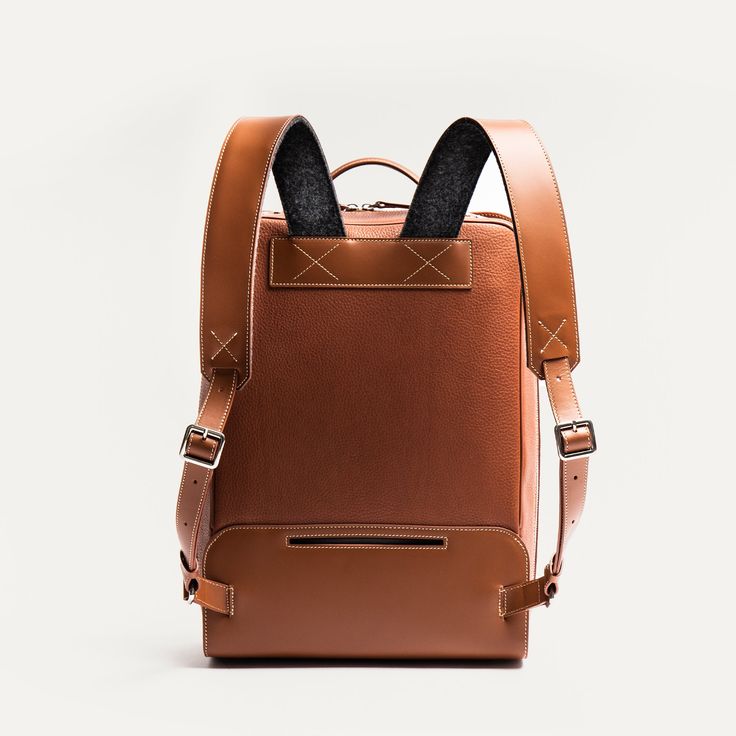 Our Matteo leather backpack combines timeless elegance with a minimalist design. Every detail has been carefully thought out to meet the needs of active professionals.
This fully leather backpack is designed to be your perfect companion during your workdays, whether you're heading to the office, attending meetings, or on the move. With its intelligent storage compartments, you can easily fit your laptop, tablet, and all the essential accessories for your workday.
The combination of our smooth le Day Backpacks, Essential Accessories, Storage Compartments, Laptop Pocket, Vegetable Tanned Leather, Leather Working, Smooth Leather, Leather Backpack, Cognac