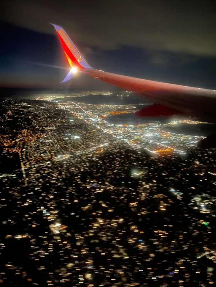 A planes lands over the city at night Southwest Airplane, Southwest Plane, Plane Pics, Pilot Life, Airplane Aesthetic, America Trip, Airplane Landing, San Francisco Airport, City Lights At Night