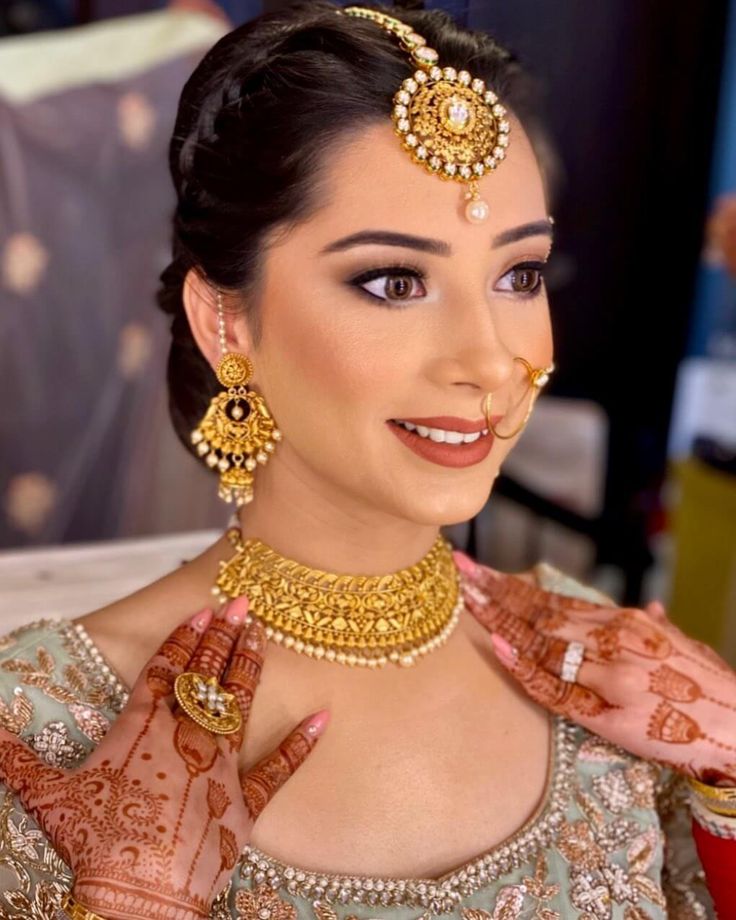 Choker Bridal Necklace Indian, Punjabi Gold Necklace Designs, Jhumka Necklace Set Gold, Bride Jewellery Indian Gold, Gold Jewelry Wedding Bridal Sets, Wedding Gold Necklaces For Bride, Gold Necklace Set For Bride, Bride In Gold Jewellery, Bridal Gold Earrings Weddings