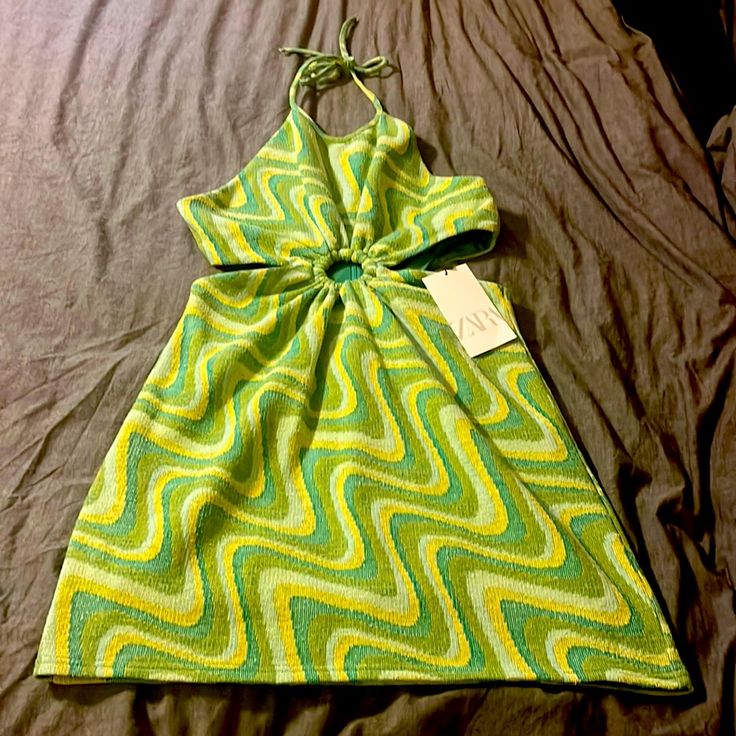 Never Worn, More Like A Medium. Retro Mini Length Summer Dress, Retro Mini Summer Dresses, Retro Mini Dresses For Summer, Retro Spring Mini Dress For Vacation, Retro Mini Dress For Spring Vacation, Retro Spring Vacation Mini Dress, Zara Fitted Dress For Beach, Fitted Zara Beach Dress, Retro Mini Dress For Summer