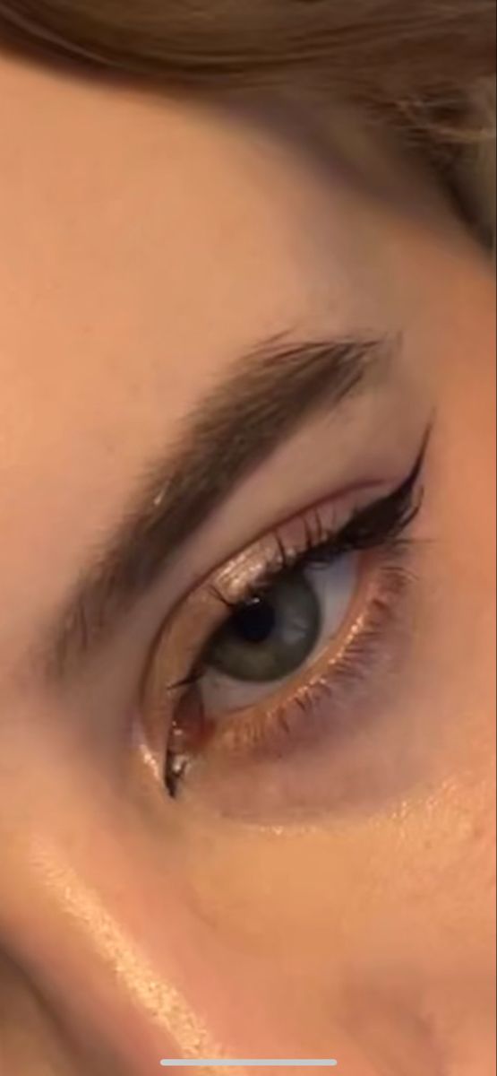 winged eyeliner eye aesthetic Eyeliner Styles Almond Eyes, Almonds Eyes Makeup, Winged Eyeliner Deep Set Eyes, Kajal Aesthetic, Winged Eyeliner Aesthetic, Feline Eyes Aesthetic, Baby Wing Eyeliner, Almond Eyes Aesthetic, Eyeliner For Almond Shaped Eyes