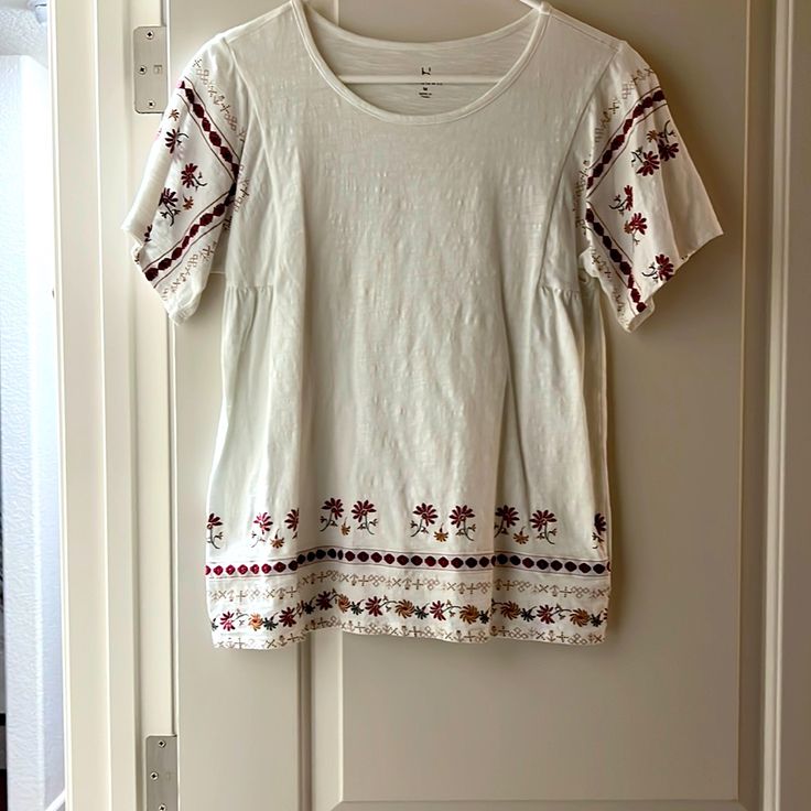 True To Medium, But Also A Small. Very Stretchy White Short Sleeve Top With Embroidered Hem, White Embroidered Hem Top With Short Sleeves, White Cotton Top With Embroidered Hem, White Cotton Top With Floral Embroidery, White Cotton Embroidered Top With Embroidered Hem, White Cotton Embroidered Top With Hem Detail, White Embroidered Relaxed Fit Top, White Crew Neck Top With Floral Embroidery, White Casual Embroidered Top With Floral Print