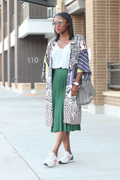 ranti-in-review | plissed skirt, kimono and sneakers, sport chic street style inspiration, spring summer fashion Sport Chic Outfit, Look Kimono, Sports Chic Outfit, Spring Fashion Chic, Sport Chic Style, Sneakers Street, Chic Summer Style, Sneakers Street Style, Skirt And Sneakers