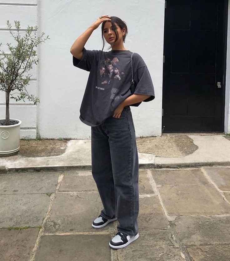 Streetwear & Inspiration on Instagram: “Loose or Skinny jeans?🦅 follow @clothingtracker 🤍 follow @clothingtracker ���🤍” Looks Hip Hop, Bekväma Outfits, Adrette Outfits, Mode Hipster, Looks Pinterest, 70s Outfits, Populaire Outfits, Tomboy Style Outfits, Ținută Casual