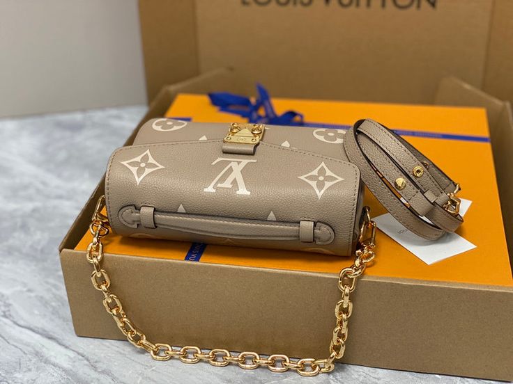 ?? SIZE : 21.5x6x13.5CM Louis Vuitton Bag, Luxury Bags, Contact Us, Fashion Bags, Clutch Bag, Bag Lady, Louis Vuitton, Tote Bag, Shoulder Bag