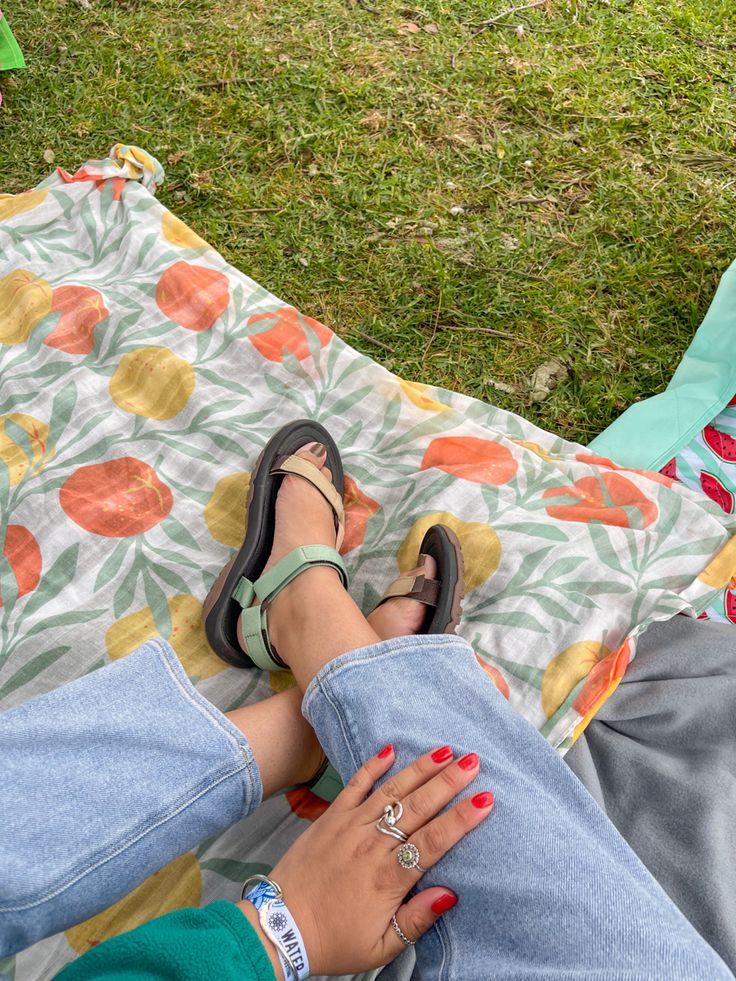 Cute Teva Outfits, Teva Original Universal Outfit, Socks And Tevas Outfit, Outfits With Teva Sandals, Chaco Sandals Outfit, Tevas Outfit Summer, Teva Sandals Aesthetic, Teva Sandals Outfit Hiking, Tevas Outfit Aesthetic