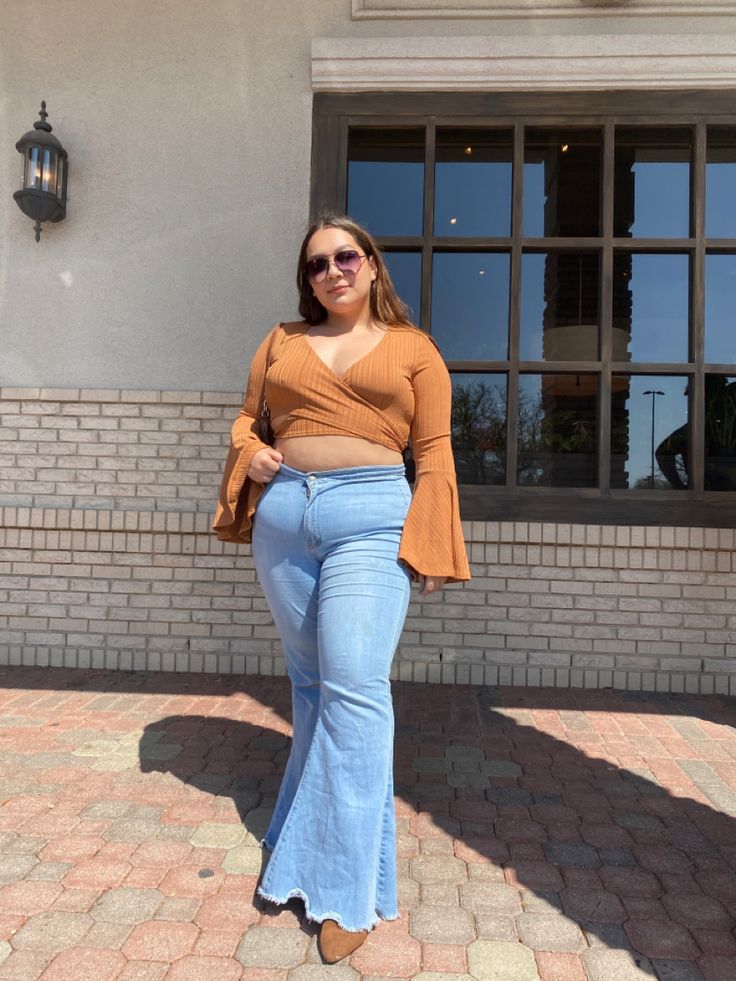 Bell Bottom Jeans Plus Size Outfit, Groovy Plus Size Outfits, Styling Flare Jeans Plus Size, Bell Bottoms Outfit Plus Size, 70s Inspired Fashion Plus Size, Plus Size 70s Fashion Outfit, Plus Size 70s Outfits, Plus Size Bell Bottoms Outfit, 70s Plus Size Fashion