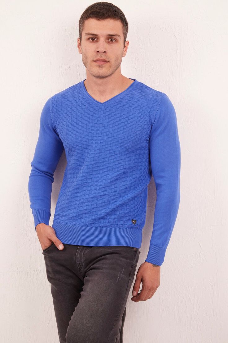 It is a Tiny Patterned Fall Knit Pullover that you can use both in spring and winter with its open V-neck.  Plain Color Cotton Sweater Men completes your combinations with its quality and stylish appearance. V Neck Sweater is a very comfortable product to use. Fall Knit Sweater piece dye sweater goes well with jeans and sports trousers. Made in Turkey. Product Code: 70449 Product Blend: %100 Cotton Product Fabric: Cotton Product Color: Ecru, Sax, Red Violet, Yellow, Hunter, Black, Dark Blue Prod Casual V-neck Winter Sweatshirt, Blue V-neck Fine Knit Sweater, Blue Knit V-neck Long Sleeve Sweater, Casual V-neck Knit Cardigan, Knit V-neck Long Sleeve Sweater, Casual V-neck Sweater For Winter, Casual Textured Knit Long Sleeve Polo Sweater, Casual Long Sleeve Textured Knit Polo Sweater, Casual Long Sleeve Textured Polo Sweater