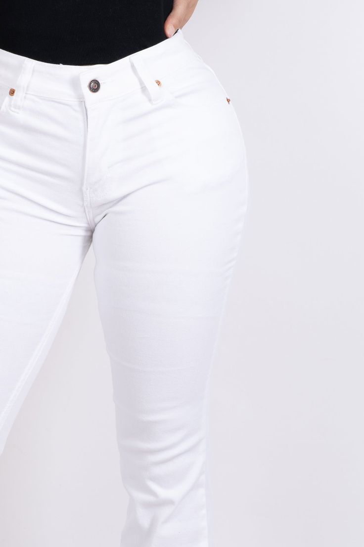 Pantalon de mezclilla para dama. Corte para bota. Denim jean Boot cut Chic White Tapered Leg Jeans, White Tapered Leg Cropped Jeans, Trendy White High-rise Flare Jeans, High Rise White Flare Jeans With Five Pockets, White High Rise Flare Jeans With Five Pockets, Trendy White Mid-rise Flare Jeans, Spring Bottoms With Slim Fit And Standard Cut Leg, White Fitted Flare Jeans With Five Pockets, Fitted White Flare Jeans With Five Pockets