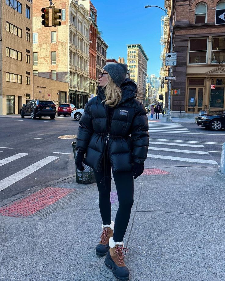 Winter Puffer Jacket Outfits, Outfits With Puffer Jackets, Puffer Jacket Street Style, Winter Outfits Puffer Jacket, Puffer Jacket Outfit Winter Style, Georgina Lennon, Birthday In Nyc, Puffer Jacket Outfits, Puffer Coat Outfit