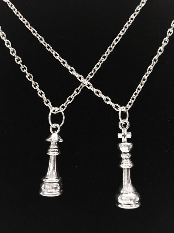 His And Her Gift, 2 Necklaces Chess Pieces Queen And King Boyfriend Girlfriend Husband Wife Couples Gold Key Necklace, Queen Chess, Queen Chess Piece, Key Charm Necklace, Chess Queen, Queen And King, Dainty Diamond Necklace, Best Friend Necklaces, King And Queen