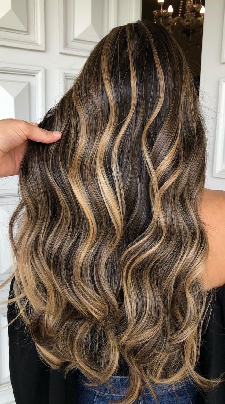 Caramel highlights? Yes, please! Add a hint of rich sweetness to your hair with an absolutely delectable shade of caramel. Take a look at our collection of stunning caramel highlights and add some oomph to your tresses today! Photo credit: Instagram @gilsonbitencourt Foils For Dark Hair Highlights, Carmal And Blonde Highlights On Dark Brown Hair, Highlits Hair Brown, Back Hair With Highlights, Diagonal Slice Highlights, Carmel And Blonde Highlights On Dark Brown Hair, Carmel Blonde Balayage On Dark Hair, Light Caramel Highlights On Black Hair, Highlight Caramel Hair