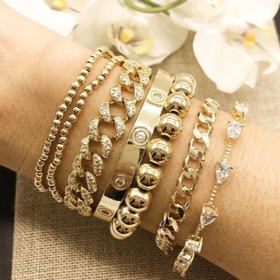 Classic Beaded Elastic Bracelets JEWELRY The Sis Kiss Silver Elastic Bracelets, Rose Gold And Silver, Elastic Bracelet, Beaded Material, Adjustable Bracelet, Gold Beads, Out Of Style, Gold And Silver, Classic Looks