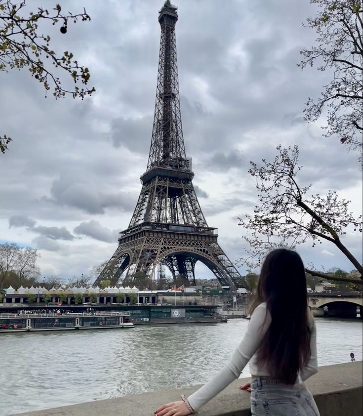 Paris France Eiffel Tower picture Picture In Front Of Eiffel Tower, Paris Eiffel Tower Photo Ideas, Eiffel Photo Ideas, Paris Effil Tower Pictures, Paris Photo Inspiration, Eiffel Tower Poses, Pose Girly, Eiffel Tower Pics, Eiffel Tower Photo Ideas