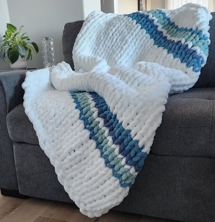 Crochet Afghan Designs: Handcrafted Heirlooms to Treasure Forever Chunky Knit Blanket Pattern Color Combos, Chunky Blanket Diy, Chunky Blanket Pattern, Hand Knitted Blanket, Chunky Knit Blanket Pattern, Chunky Yarn Blanket, Knot Blanket, Finger Knitting Projects, Chunky Blankets