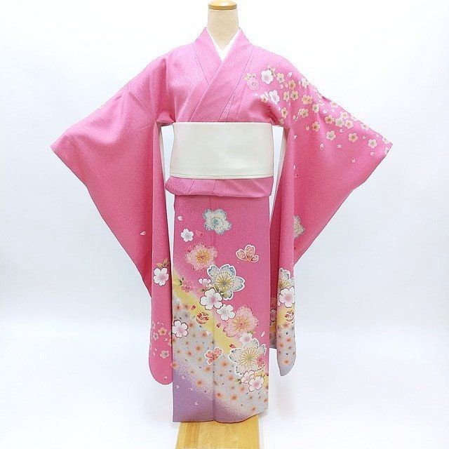 A classic pink vintage silk Furisode Kimono with floral design. Brighten up you day wearing this kimono or by hanging it as a display to enjoy everyday. Item: Furisode Silk Kimono No. frn288 Size: US  L  /  Length 66 inch (168.5cm), Width 27 inch (69cm). Design :  Floral Condition: Used, Very Good. Please check the photos. Need a Obi Sash? Find it here: https://www.etsy.com/shop/KimonoFujiyamarock?ref=seller-platform-mcnav§ion_id=13757607 Shop the entire collection https://fujiyamarock.etsy.com Pink Kimono For Spring Wedding, Pink Kimono With Kimono Sleeves For Tea Ceremony, Vintage Floral Print Kimono For Wedding, Spring Wedding Pink Kimono, Traditional Pink Kimono For Wedding, Pink Kimono For Tea Ceremony, Traditional Spring Wedding Kimono, Fitted Pink Kimono, Traditional Pink Kimono For Spring