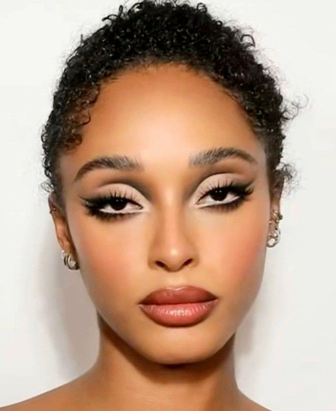 Eyeliner Makeup Looks Hooded Eyes, 90s Eyeliner Looks, Statement Makeup Looks, Natural Smokey Makeup Looks, Makeup Looks Aesthetic Creative, Kim K Inspired Makeup, Negative Space Eyeliner, Boho Glam Makeup, New Years Eve Makeup Black Women