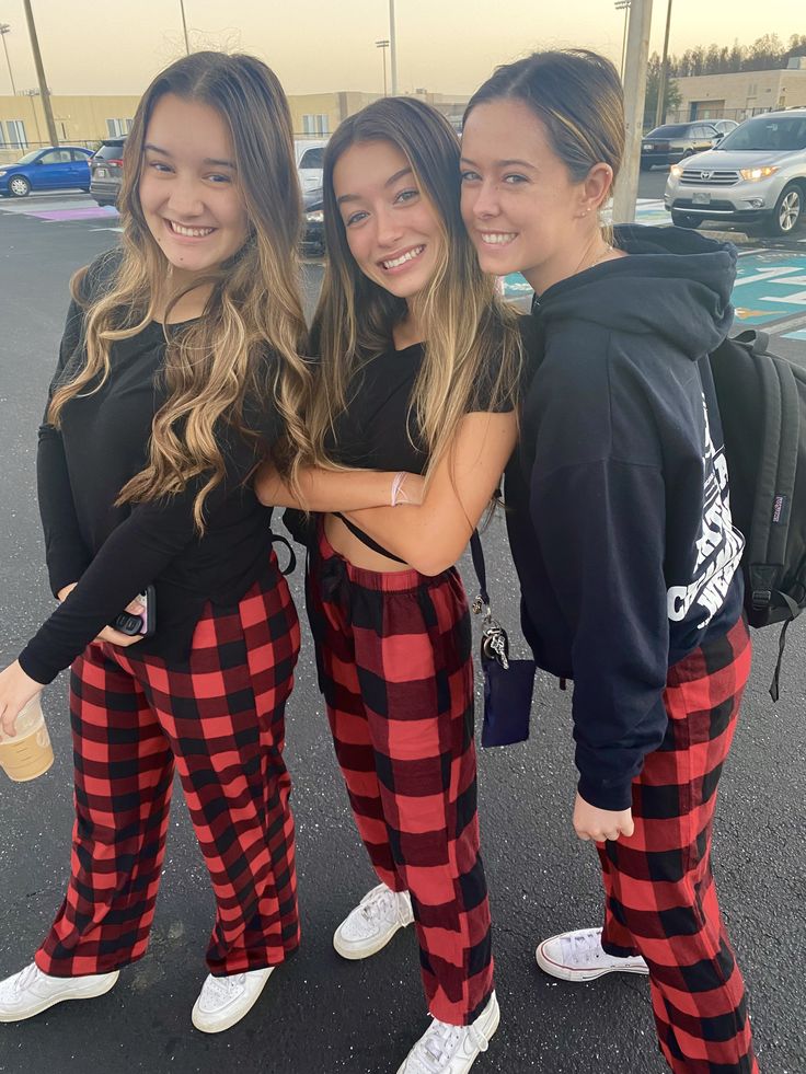 Cute Twinning Outfits For Spirit Week, Wearing Pjs To School, Pjs At School, Christmas Pajama Day School, Flannel Day Spirit Week, Flannel Spirit Day, Pajama Day Outfits Spirit Week, Pajamas Day At School, School Pj Day Outfits