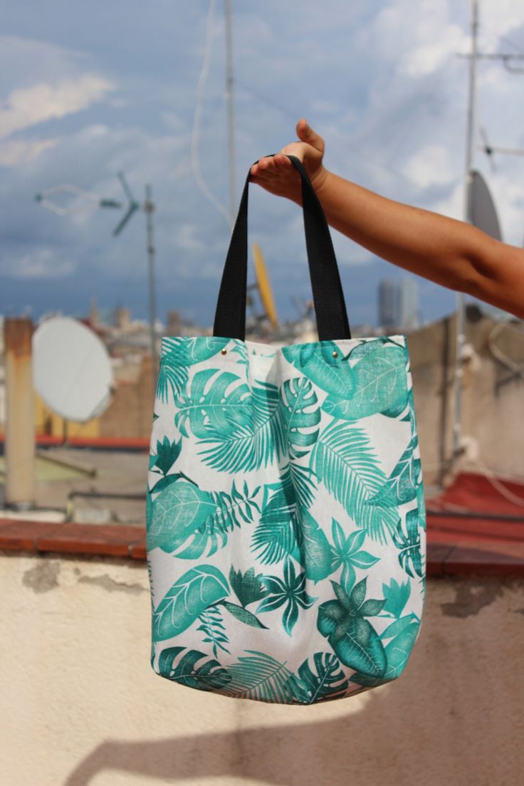 Bolso de señora hecho de tela con estampado floral. Ligero, conveniente para su uso en entornos urbanos, así como cuando se viaja. Se pliega fácilmente y no ocupa mucho espacio en su maleta. Al comprar una bolsa, doy una pequeña caja de monedas triangular en la que se pueden doblar llaves y monedas. La caja de monedas viene con una correa larga que puede estar tanto dentro de la bolsa como fuera. La caja de monedas también se puede usar en la mano, lo que lo hace muy conveniente. Bolso de mujer Green Canvas Bags For Summer, Green Canvas Shopping Bag For Summer, Green Summer Canvas Shopping Bag, Green Summer Shopping Canvas Bag, Green Floral Print Tote Bag, Summer Large Capacity Green Canvas Bag, Green Canvas Tote Bag For Shopping, Green Tote Canvas Bag For Shopping, Green Rectangular Canvas Bag For Summer