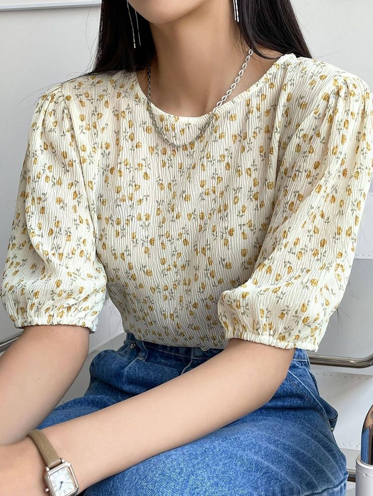 Floral Tops For Women Casual, Floral Blouse Designs, Diy Clothes Tops, Chiffon Blouses Designs, Ditsy Floral Top, Beautiful Tops, Yellow Floral Top, Beautiful Casual Dresses, Women Blouses Fashion