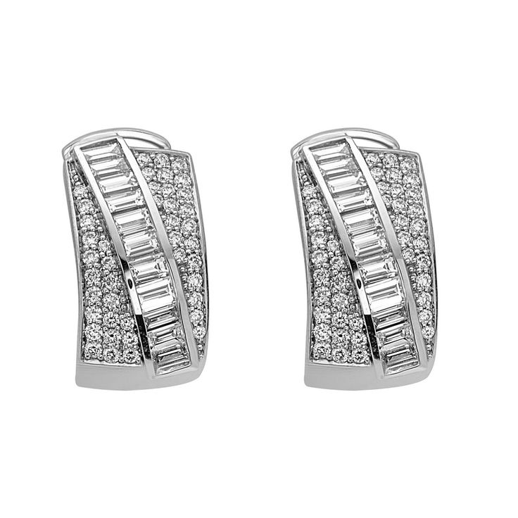 pair of white gold earrings with baguets and diamonds on the sides, set in 18k white gold