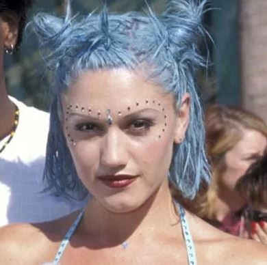 90s Hairstyles: Most Popular 1990s Hair Trends to Try This Year Gwen Stefani Hair, Gwen Stefani 90s, 1990s Hair, 90s Makeup Trends, Rave Hairstyles, Rachel Haircut, Soft Grunge Hair, 90s Grunge Hair, 90s Hair