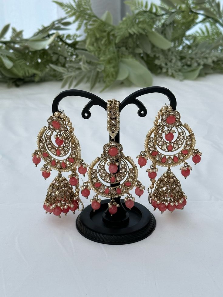 Kundan jewelry set includes a pair of earrings and a tikka. Colour: pink Kundan Jewellery Set, Kundan Jewelry, Wedding Jewelry Earrings, Kundan Jewellery, Wedding Earrings, Indian Jewelry, Gift Registry, Jewelry Set, Earring Set