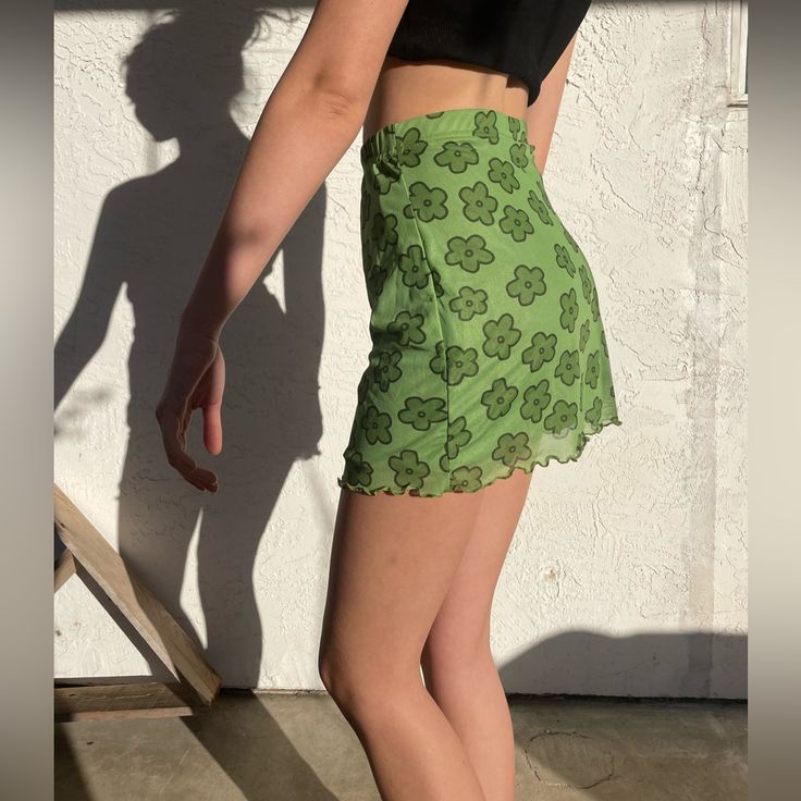 The Cutest Green Flower Power Skirt 70’s Vibes Pattern Brand New, Worn Once Size Small Reminds Me Of Polly Pocket, Y2k Style Thrifted Y2k Vintage Thrift Urban Outfitters Brandy Melville Realisation Par Bebe Reformation Bella Hadid Indie Trendy Balletcore Cottagecore Whimsygoth Whimsigoth Fairy Academia Omighty Unif Victoria’s Secret Ballerina With Jean Retro Green Bottoms For Day Out, Y2k Spring Bottoms For Day Out, Y2k Bottoms For Spring Day Out, Y2k Style Spring Skirt For Day Out, Retro Green Bottoms For Summer, Casual Green Mini Skirt For Spring, Retro Mini Length Bottoms For Day Out, Vintage Styled Lined Skirt For Day Out, Vintage Lined Skirt For Day Out