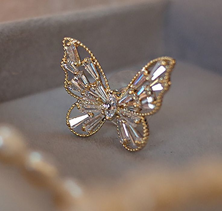 Butterfly hollow brooch, exquisite and elegant, is suitable for matching with suits, jackets and dresses, adding infinite brilliance to you at parties or important occasions. It is a wonderful gift for yourself or her. 【Material】Shell material 【Size】17*23mm Logistics method: use small package logistics to send, it will take 7-20 working days to arrive in most areas. If you want to receive it faster, you can contact me for logistics upgrade and use fast shipping. Elegant Butterfly Ring Cubic Zirconia Gift, Elegant Butterfly Ring With Cubic Zirconia For Gift, Elegant Cubic Zirconia Butterfly Ring Gift, Elegant Diamond White Brooches For Wedding, Elegant Diamond White Wedding Brooches, White Butterfly Ring For Party, Elegant Silver Butterfly Ring With Cubic Zirconia, Elegant Cubic Zirconia Butterfly Ring, Elegant Round Butterfly Ring With Cubic Zirconia