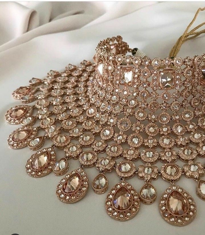 an elaborate necklace with lots of diamonds on it