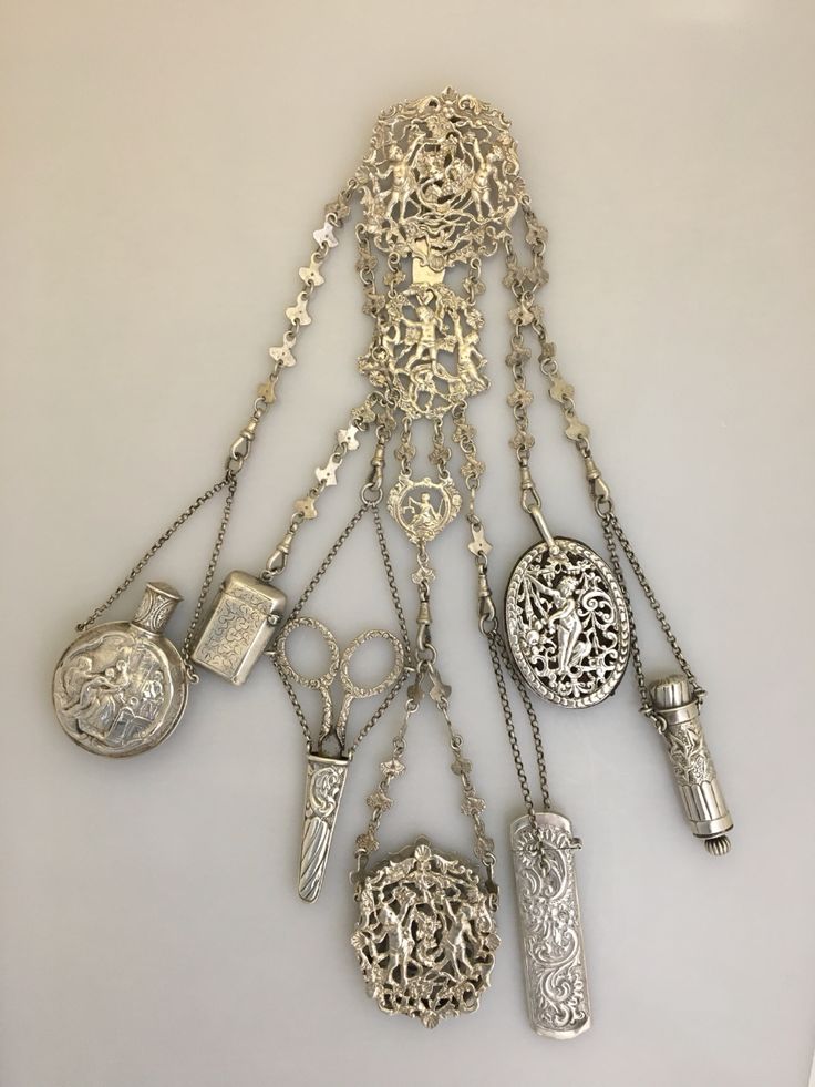 Diy Chatelaine, Victorian Accessories, Silver Items, Retro Mode, Vintage Purses, Chatelaine, Vintage Scarf, Silver Filigree, Grunge Aesthetic