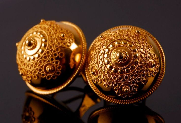 Are you looking for a different and special jewel as a wedding anniversary gift? These gold earrings, Turkish style, made by the skilled hands of a craftsman, may be what you were looking for. You may also like: https://etsy.me/2DES7KA Features of this piece: Name: Turkish Button Earrings* Button diameter: 19 mm Button thickness: 13mm Closure: Omega back Materials: 18K yellow gold Weight: 9,20 g Techniques: Filigree, handcrafted jewelry Finish: 24K gold plating * Rates and export taxes are inclu Gold Temple Jewellery, Antique Jewellery Designs, Handmade Gold Jewellery, Filigree Jewelry, Gold Bangles Design, Jewelry Design Earrings, Popular Jewelry, Gold Earrings Designs, Button Earrings