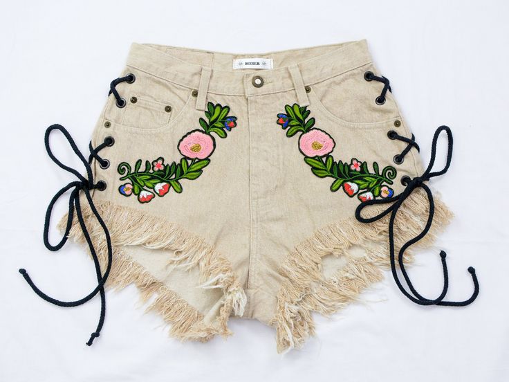 AUNT GERTRUDE PRESENTS - reworked vintage beige shorts - super frayed - lace up - floral patches - 5 pockets - material: denim SIZE/MEASUREMENTS best fits: M/L waist: 30 inches (76 cm) hips: 39,5 inches (100 cm) rise: 12 inches (30 cm) Frayed Hem Festival Shorts, Festival Jean Shorts With Frayed Hem, Festival Shorts With Frayed Hem, Bohemian Bottoms With Frayed Hem For Spring, Bohemian Spring Bottoms With Frayed Hem, Summer Cream Bottoms With Floral Embroidery, Cream Floral Embroidery Bottoms For Summer, Summer Floral Embroidery Cream Bottoms, Cutoff Cotton Bottoms For Festival