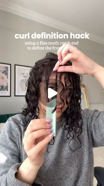 Hair Brush Curl Hack, Curling Hair With Brush Handle, Style Short Curly Hair Natural Curls, How To Brush Style Wavy Hair, Short Curly Hair Styling Ideas, Curly Hair How To, Best Hair Brush For Fine Hair, How To Comb Curly Hair, Curly Short Hair Tutorial